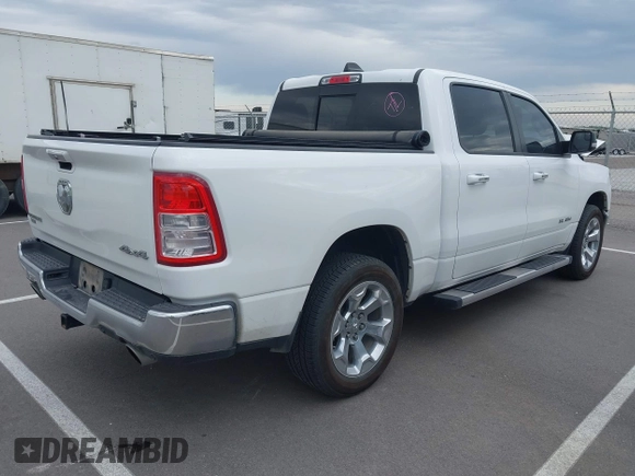 2020 Ram 1500 Big Horn z VIN 1C6SRFFT0LN394102, wystawiony jako IAAI lot #42282361 z przebiegiem 56 065 mil mil oraz . Historia ofert i sprzedaży dostępna na DreamBid. Obrazek 4.