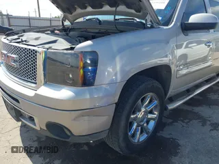 2007 GMC Sierra Denali z VIN 2GTEC638771678468, wystawiony jako IAAI lot #42375216 z przebiegiem 248 339 mil mil oraz . Historia ofert i sprzedaży dostępna na DreamBid. Obrazek 6.