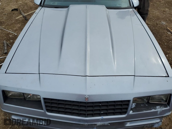 1988 Chevrolet Monte Carlo z VIN 1G1GZ11G5JP105897, wystawiony jako Copart lot #51135095 z przebiegiem 54 915 mil mil oraz Szkody całkowita. Historia ofert i sprzedaży dostępna na DreamBid. Obrazek 11.
