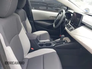2023 Toyota Corolla LE z VIN 5YFB4MDE0PP073153, wystawiony jako IAAI lot #42279873 z przebiegiem 5 958 mil mil oraz . Historia ofert i sprzedaży dostępna na DreamBid. Obrazek 5.