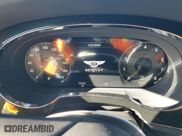 2022 Bentley Bentayga V8 z VIN SJAAM2ZV6NC016276, wystawiony jako Copart lot #39583644 z przebiegiem 5412 mil mil oraz . Historia ofert i sprzedaży dostępna na DreamBid. Obrazek 9.