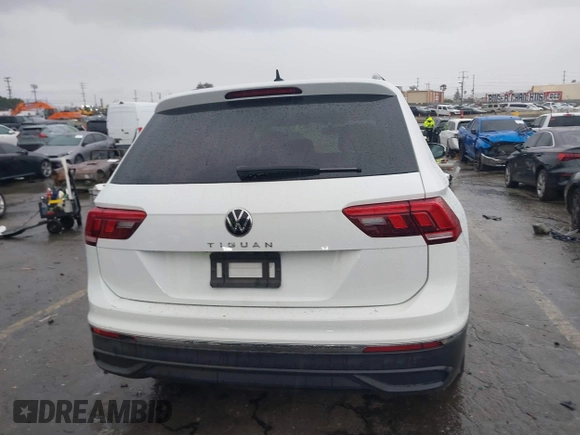 2022 Volkswagen Tiguan S z VIN 3VV1B7AXXNM149461, wystawiony jako IAAI lot #41746132 z przebiegiem 22 832 mil mil oraz . Historia ofert i sprzedaży dostępna na DreamBid. Obrazek 17.