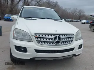 2007 Mercedes-Benz M 350 z VIN 4JGBB86E67A222580, wystawiony jako IAAI lot #41823351 z przebiegiem 210 110 mil mil oraz . Historia ofert i sprzedaży dostępna na DreamBid. Obrazek 6.