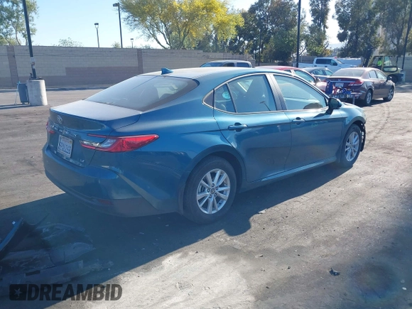 2025 Toyota Camry LE z VIN 4T1DAACK0SU038983, wystawiony jako IAAI lot #42300193 z przebiegiem 8 690 mil mil oraz . Historia ofert i sprzedaży dostępna na DreamBid. Obrazek 4.