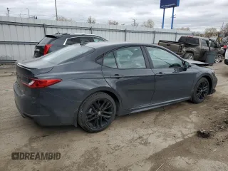 2025 Toyota Camry LE z VIN 4T1DAACK6SU027261, wystawiony jako Copart lot #53074595 z przebiegiem 9 774 mil mil oraz Szkoda całkowita • Salvage title. Historia ofert i sprzedaży dostępna na DreamBid. Obrazek 3.