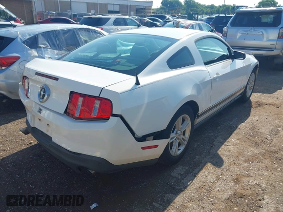 2012 Ford Mustang Premium z VIN 1ZVBP8AM5C5206875, wystawiony jako IAAI lot #42400805 z przebiegiem 178 011 mil mil oraz . Historia ofert i sprzedaży dostępna na DreamBid. Obrazek 4.