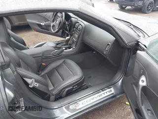 2013 Chevrolet Corvette 1LT z VIN 1G1YE2DW6D5109028, wystawiony jako IAAI lot #41100665 z przebiegiem 32 095 mil mil oraz . Historia ofert i sprzedaży dostępna na DreamBid. Obrazek 5.