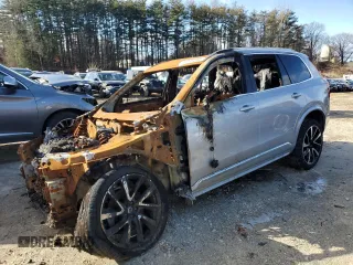 2023 Volvo XC90 Plus z VIN YV40621N4P1924561, wystawiony jako Copart lot #44949294 z przebiegiem Nie podano mil oraz Szkoda całkowita • Salvage title. Historia ofert i sprzedaży dostępna na DreamBid. Obrazek 1.