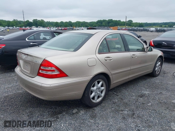 2004 Mercedes-Benz C 240 z VIN WDBRF81J14F450611, wystawiony jako IAAI lot #42420473 z przebiegiem 104 498 mil mil oraz . Historia ofert i sprzedaży dostępna na DreamBid. Obrazek 4.