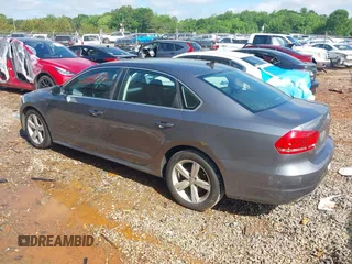 2013 Volkswagen Passat SE z VIN 1VWBP7A31DC136760, wystawiony jako IAAI lot #42214465 z przebiegiem 242 027 mil mil oraz . Historia ofert i sprzedaży dostępna na DreamBid. Obrazek 3.