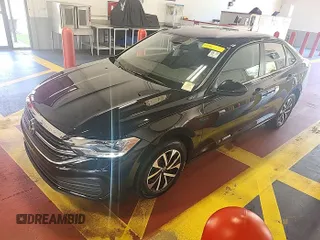 2024 Volkswagen Jetta S z VIN 3VW5M7BU5RM054887, wystawiony jako IAAI lot #42852694 z przebiegiem 25 677 mil mil oraz . Historia ofert i sprzedaży dostępna na DreamBid. Obrazek 13.