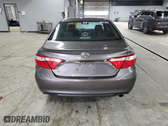 2017 Toyota Camry XLE z VIN 4T1BF1FK1HU721157, wystawiony jako Copart lot #55772635 z przebiegiem 178 665 mil mil oraz Szkoda całkowita • Salvage title. Historia ofert i sprzedaży dostępna na DreamBid. Obrazek 6.