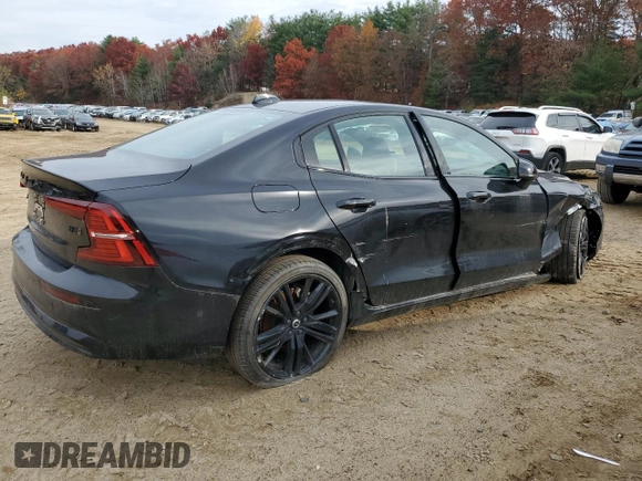 2024 Volvo S60 Plus Black Edition z VIN 7JRL12TH0RG281486, wystawiony jako Copart lot #75622704 z przebiegiem 15 179 mil mil oraz Szkoda całkowita • Salvage title. Historia ofert i sprzedaży dostępna na DreamBid. Obrazek 3.