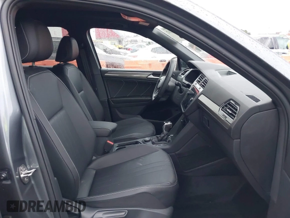 2024 Volkswagen Tiguan SE R-Line Black with VIN 3VV8B7AX8RM141105, listed as a IAAI auction lot 40923212 with 2,698 mi miles and . Bid and sale history available at DreamBid. Image 5.