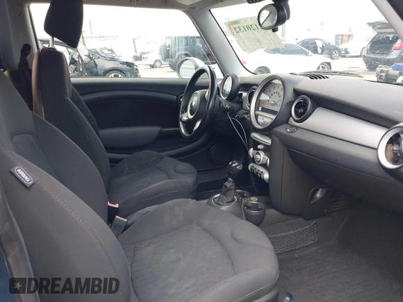 2009 MINI Hardtop z VIN WMWMF33569TW77166, wystawiony jako IAAI lot #42120132 z przebiegiem 150 291 mil mil oraz . Historia ofert i sprzedaży dostępna na DreamBid. Obrazek 5.