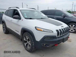 2015 Jeep Cherokee Trailhawk z VIN 1C4PJMBS9FW623740, wystawiony jako IAAI lot #42131019 z przebiegiem 155 105 mil mil oraz . Historia ofert i sprzedaży dostępna na DreamBid. Obrazek 1.