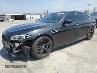 2015 BMW M5 z VIN WBSFV9C50FD595398, wystawiony jako Copart lot #54168455 z przebiegiem 86 331 mil mil oraz Szkoda całkowita • Salvage title. Historia ofert i sprzedaży dostępna na DreamBid. Obrazek 1.