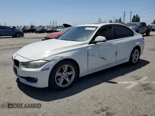 2013 BMW 3 Series 328i z VIN WBA3C1C56DF436269, wystawiony jako Copart lot #57311725 z przebiegiem 139 482 mil mil oraz Szkody całkowita. Historia ofert i sprzedaży dostępna na DreamBid. Obrazek 1.