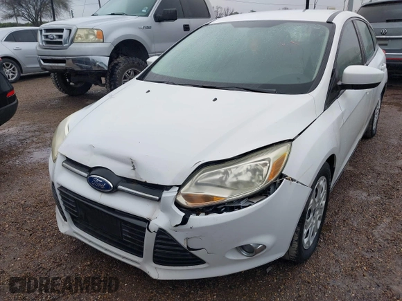 2012 Ford Focus SE z VIN 1FAHP3K20CL197291, wystawiony jako IAAI lot #41643107 z przebiegiem 152 421 mil mil oraz . Historia ofert i sprzedaży dostępna na DreamBid. Obrazek 6.