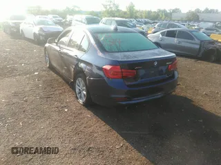 2018 BMW 3 Series 320i xDrive z VIN WBA8A3C53JA488409, wystawiony jako IAAI lot #39667324 z przebiegiem 72 949 mil mil oraz . Historia ofert i sprzedaży dostępna na DreamBid. Obrazek 3.