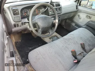 2000 Nissan Frontier XE z VIN 1N6DD21S8YC430562, wystawiony jako Copart lot #86827384 z przebiegiem Nie podano mil oraz Szkoda całkowita • Salvage title. Historia ofert i sprzedaży dostępna na DreamBid. Obrazek 8.