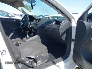 2012 Volkswagen Jetta S z VIN 3VW1K7AJ2CM331367, wystawiony jako IAAI lot #42294252 z przebiegiem 162 373 mil mil oraz . Historia ofert i sprzedaży dostępna na DreamBid. Obrazek 5.