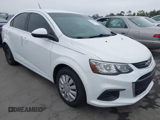 2018 Chevrolet Sonic LS z VIN 1G1JB5SHXJ4113116, wystawiony jako IAAI lot #42450167 z przebiegiem 87 470 mil mil oraz . Historia ofert i sprzedaży dostępna na DreamBid. Obrazek 1.