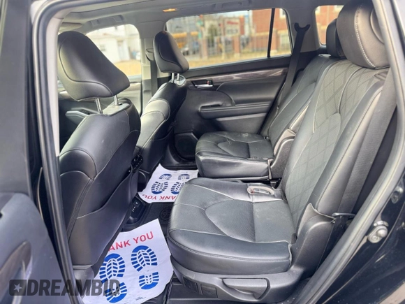 2022 Toyota Highlander Platinum z VIN 5TDFZRBH0NS226809, wystawiony jako Copart lot #51350925 z przebiegiem 25 146 mil mil oraz Czysty tytuł • Clean title. Historia ofert i sprzedaży dostępna na DreamBid. Obrazek 6.