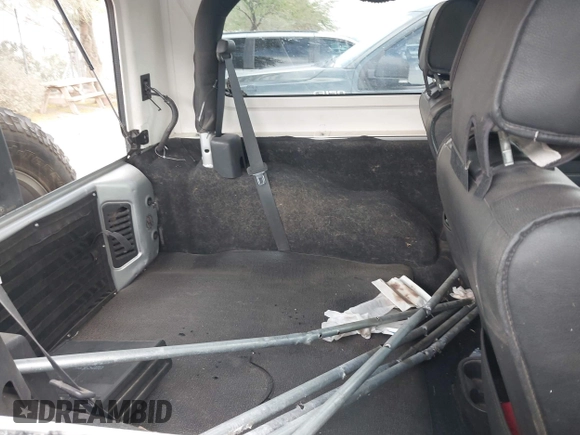 2008 Jeep Wrangler Sahara z VIN 1J4FA54158L640474, wystawiony jako IAAI lot #42243860 z przebiegiem 141 303 mil mil oraz . Historia ofert i sprzedaży dostępna na DreamBid. Obrazek 8.