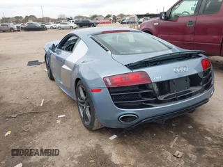 2011 Audi R8 5.2L z VIN WUAANAFG1BN000341, wystawiony jako IAAI lot #41330621 z przebiegiem 52 555 mil mil oraz . Historia ofert i sprzedaży dostępna na DreamBid. Obrazek 3.