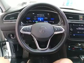 2024 Volkswagen Tiguan SE z VIN 3VV3B7AX0RM082514, wystawiony jako IAAI lot #42796136 z przebiegiem 27 247 mil mil oraz . Historia ofert i sprzedaży dostępna na DreamBid. Obrazek 30.