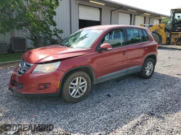 2011 Volkswagen Tiguan S z VIN WVGAV7AX3BW001598, wystawiony jako Copart lot #57518545 z przebiegiem 135 668 mil mil oraz Szkoda całkowita • Salvage title. Historia ofert i sprzedaży dostępna na DreamBid. Obrazek 1.