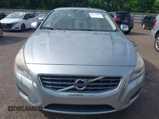 2013 Volvo S60 T5 Premier z VIN YV1612FS1D2181416, wystawiony jako IAAI lot #42173647 z przebiegiem 119 150 mil mil oraz . Historia ofert i sprzedaży dostępna na DreamBid. Obrazek 6.