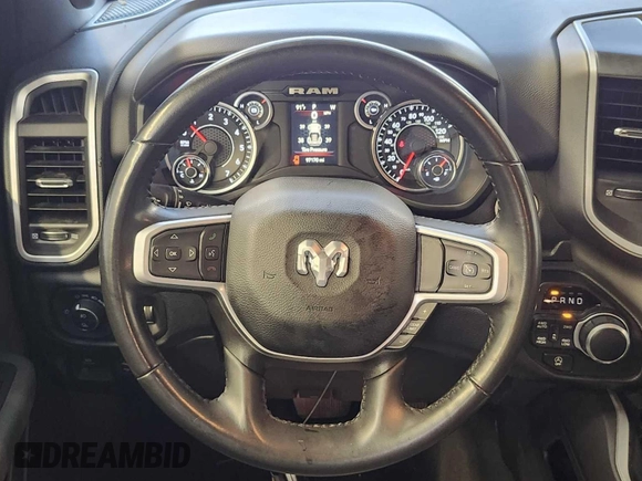 2022 Ram 1500 Big Horn z VIN 1C6RRFFG4NN269611, wystawiony jako IAAI lot #42566377 z przebiegiem 97 169 mil mil oraz . Historia ofert i sprzedaży dostępna na DreamBid. Obrazek 20.