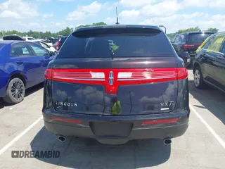 2014 Lincoln MKT EcoBoost z VIN 2LMHJ5AT9EBL53512, wystawiony jako IAAI lot #42330434 z przebiegiem 128 950 mil mil oraz . Historia ofert i sprzedaży dostępna na DreamBid. Obrazek 16.