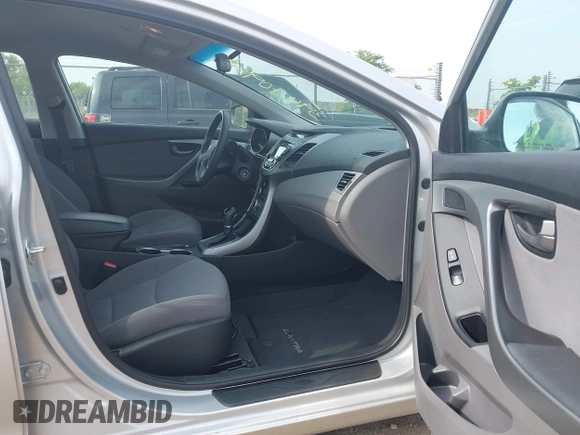 2016 Hyundai Elantra SE z VIN 5NPDH4AE1GH727236, wystawiony jako IAAI lot #39440992 z przebiegiem 76 917 mil mil oraz . Historia ofert i sprzedaży dostępna na DreamBid. Obrazek 5.
