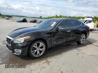 2015 Infiniti Q70 z VIN JN1BY1AR2FM561664, wystawiony jako Copart lot #56553975 z przebiegiem 199 917 mil mil oraz Szkody całkowita. Historia ofert i sprzedaży dostępna na DreamBid. Obrazek 1.