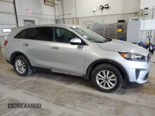 2019 Kia Sorento LX z VIN 5XYPG4A58KG580316, wystawiony jako Copart lot #58495505 z przebiegiem 111 711 mil mil oraz Czysty tytuł • Clean title. Historia ofert i sprzedaży dostępna na DreamBid. Obrazek 4.