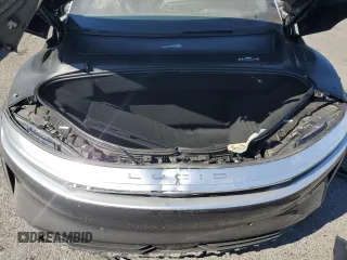 2022 Lucid Air Grand Touring z VIN 50EA1GBA2NA002586, wystawiony jako Copart lot #70090374 z przebiegiem Nie podano mil oraz Szkody całkowita. Historia ofert i sprzedaży dostępna na DreamBid. Obrazek 12.