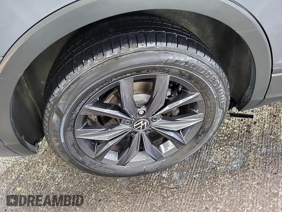 2024 Volkswagen Tiguan SE z VIN 3VV3B7AX7RM106937, wystawiony jako IAAI lot #42845192 z przebiegiem 32 134 mil mil oraz . Historia ofert i sprzedaży dostępna na DreamBid. Obrazek 19.