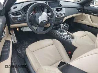 2016 BMW Z4 sDrive35i z VIN WBALM7C52G5B60024, wystawiony jako Copart lot #49235955 z przebiegiem 16 673 mil mil oraz Szkoda całkowita • Salvage title. Historia ofert i sprzedaży dostępna na DreamBid. Obrazek 8.