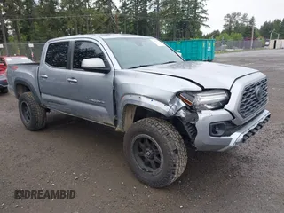 2020 Toyota Tacoma SR5 z VIN 3TMCZ5AN8LM323918, wystawiony jako IAAI lot #42279462 z przebiegiem 105 923 mil mil oraz . Historia ofert i sprzedaży dostępna na DreamBid. Obrazek 1.