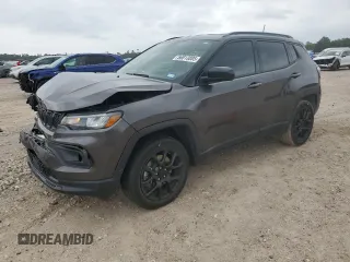 2023 Jeep Compass Altitude z VIN 3C4NJDBN3PT536019, wystawiony jako Copart lot #56013805 z przebiegiem 27 690 mil mil oraz Szkoda całkowita • Salvage title. Historia ofert i sprzedaży dostępna na DreamBid. Obrazek 1.