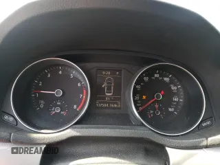 2017 Volkswagen Passat S z VIN 1VWAT7A38HC056059, wystawiony jako Copart lot #57657135 z przebiegiem 117 504 mil mil oraz Szkoda całkowita • Salvage title. Historia ofert i sprzedaży dostępna na DreamBid. Obrazek 9.
