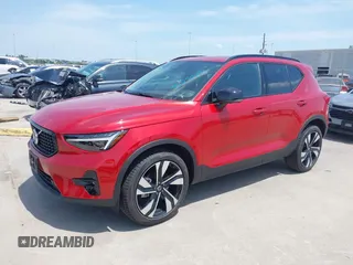 2025 Volvo XC40 Ultimate Dark Theme z VIN YV4L12UM3S2529546, wystawiony jako IAAI lot #42270947 z przebiegiem 787 mil mil oraz . Historia ofert i sprzedaży dostępna na DreamBid. Obrazek 2.