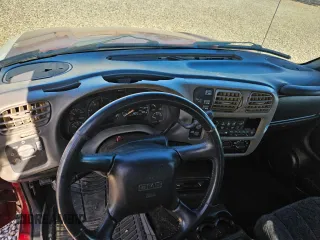2001 GMC Sonoma SLS with VIN 1GTDT13W81K235525, listed as a Copart auction lot 48604095 with 104,581 mi miles and Clean Title. Bid and sale history available at DreamBid. Image 9.