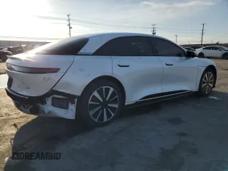 2024 Lucid Air Pure z VIN 50EA1PGA5RA001365, wystawiony jako Copart lot #42654165 z przebiegiem 8878 mil mil oraz Szkody całkowita. Historia ofert i sprzedaży dostępna na DreamBid. Obrazek 3.