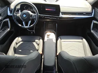 2025 BMW X2 xDrive28i z VIN WBX63GM00S5036364, wystawiony jako Copart lot #56056625 z przebiegiem 14 398 mil mil oraz Tytuł czysty. Historia ofert i sprzedaży dostępna na DreamBid. Obrazek 8.