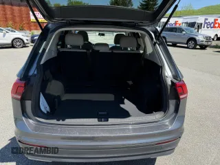 2018 Volkswagen Tiguan S z VIN 3VV0B7AX2JM014870, wystawiony jako Copart lot #57364305 z przebiegiem 118 522 mil mil oraz Czysty tytuł • Clean title. Historia ofert i sprzedaży dostępna na DreamBid. Obrazek 9.