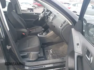 2015 Volkswagen Tiguan SE z VIN WVGBV7AXXFW612903, wystawiony jako IAAI lot #41017461 z przebiegiem 149 297 mil mil oraz . Historia ofert i sprzedaży dostępna na DreamBid. Obrazek 5.